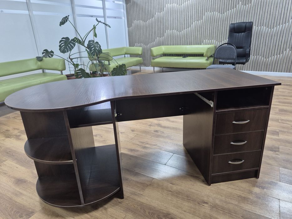 Продадим стол офисный