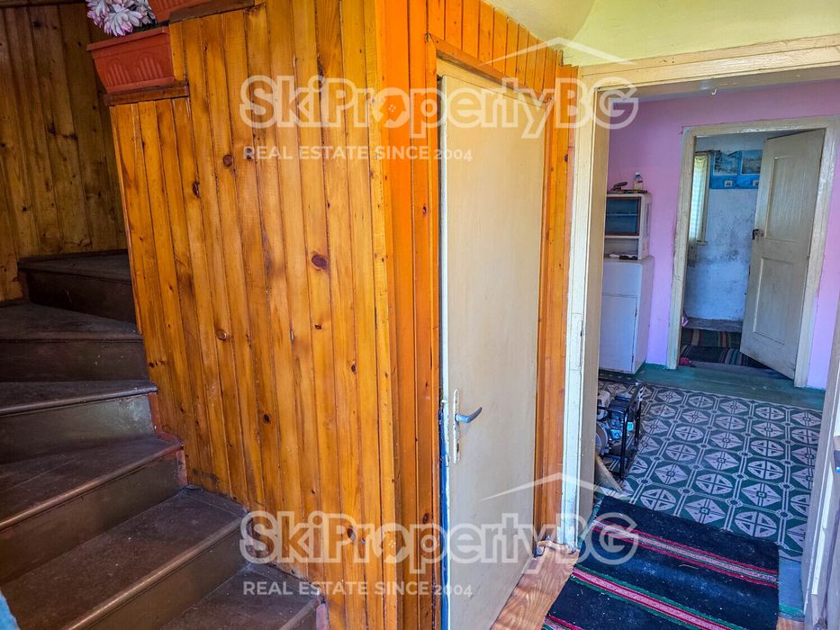 Стара къща с голям инвестиционен потенциал в село Говедарци, близо до Боровец!