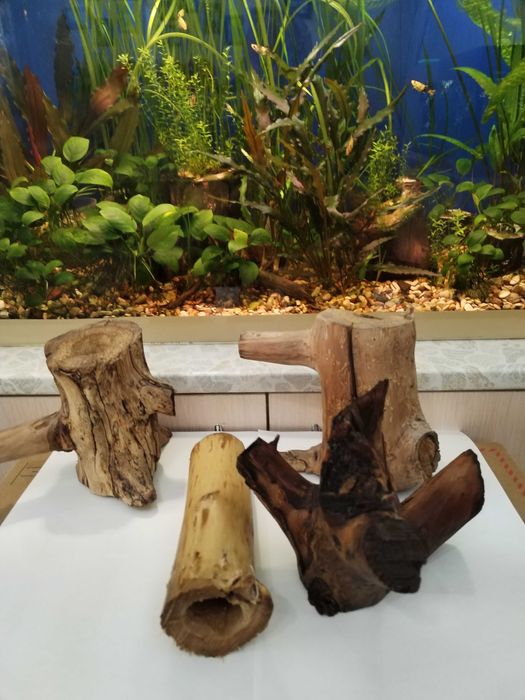 Коряги и трубки для сомов  в аквариум.