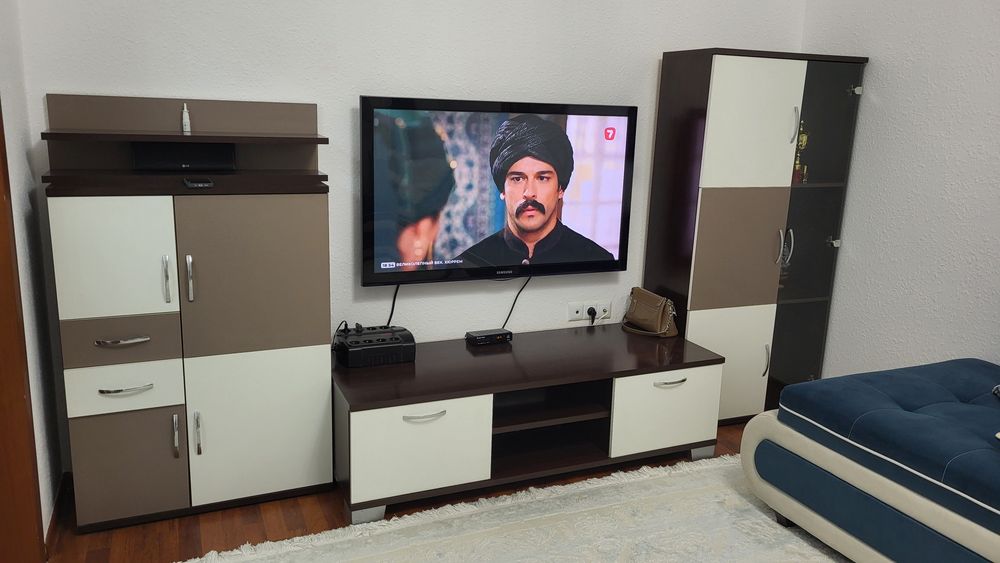 Стулья и ТВ зона