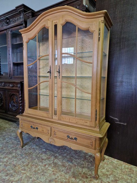 Масивна дъбова витрина със стъклени плотове в стил "ЛУИ XV"