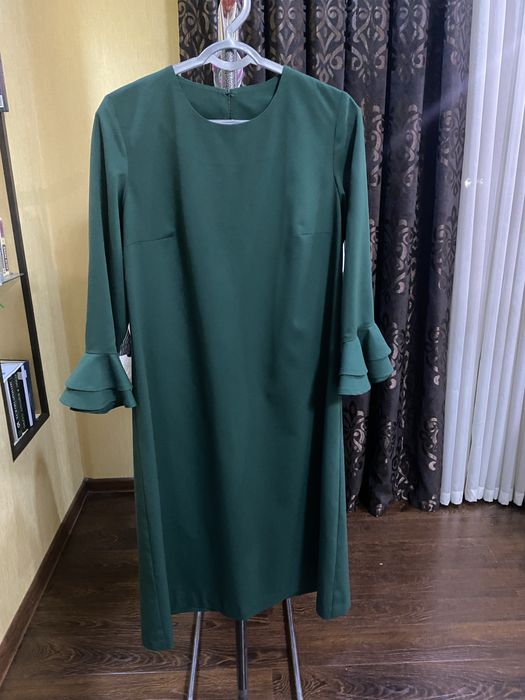 Элегантное изумрудное платье с воланами на рукавах