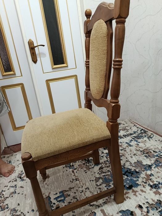 Мягкая мебель и стол. Стул