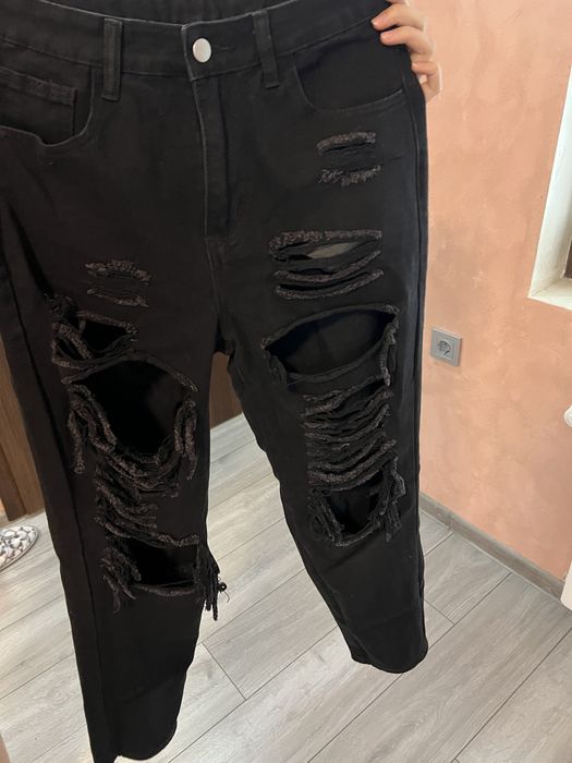 Черни скъсани дънки размер Xs