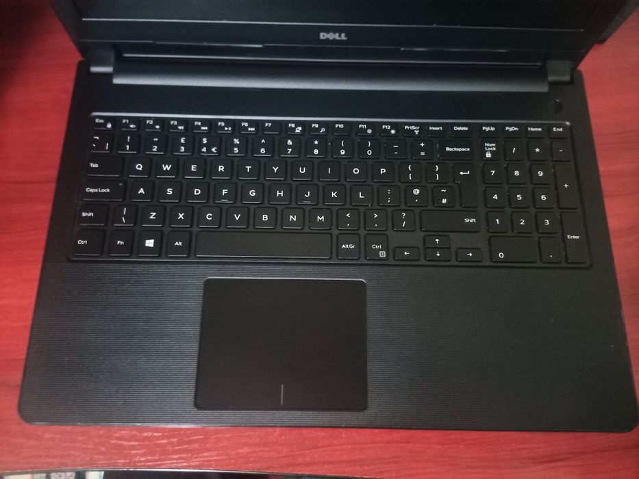 Лаптоп DELL Vostro 3559 i5-6200U / Full HD / SSD