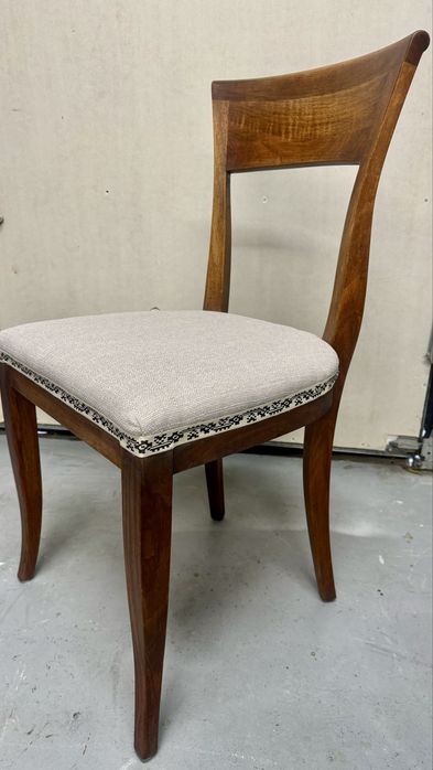 Scaun din lemn de teak tapitate.