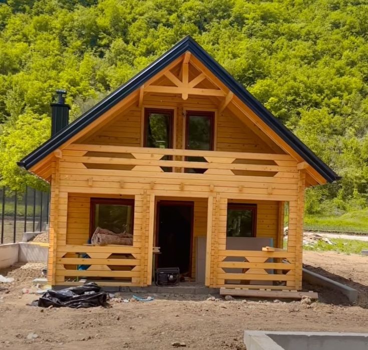 Vând cabană cu acoperiș mansardat, cu o cameră și o baie