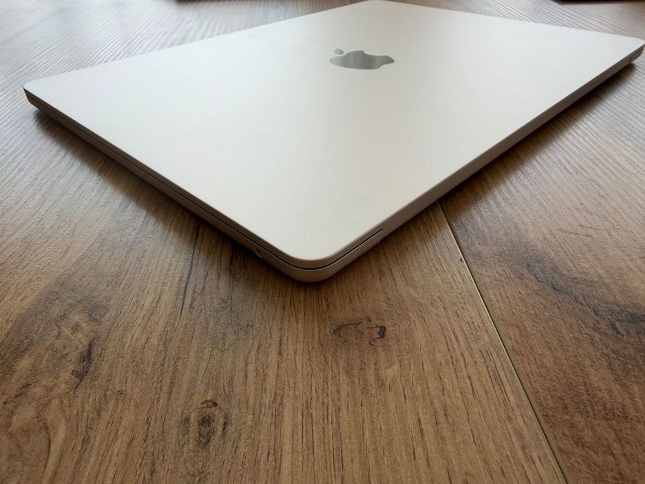 MacBook Air 15" M4 Chip 10-CPU, 10-GPU, 16GB RAM, 256SSD В ГАРАНЦИЯ 11.11.2026г.