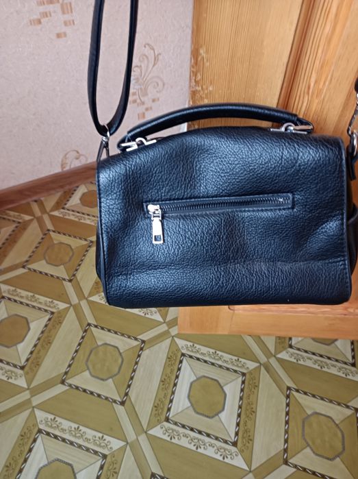 Сумка дамская черного цвета.