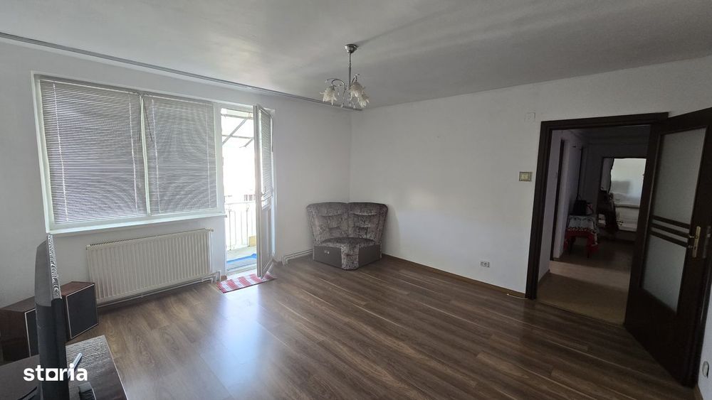 Vand apartament cu 4 camere zona centrala