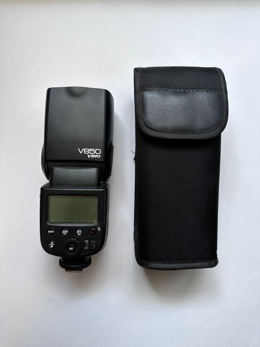 Две светкавици Godox VING V850 с калъфи, управление и синхронизатор