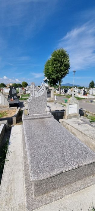 Loc de veci Cimitrul Municipal/Vând monument funerar granit masiv + cedez concesiune loc de veci