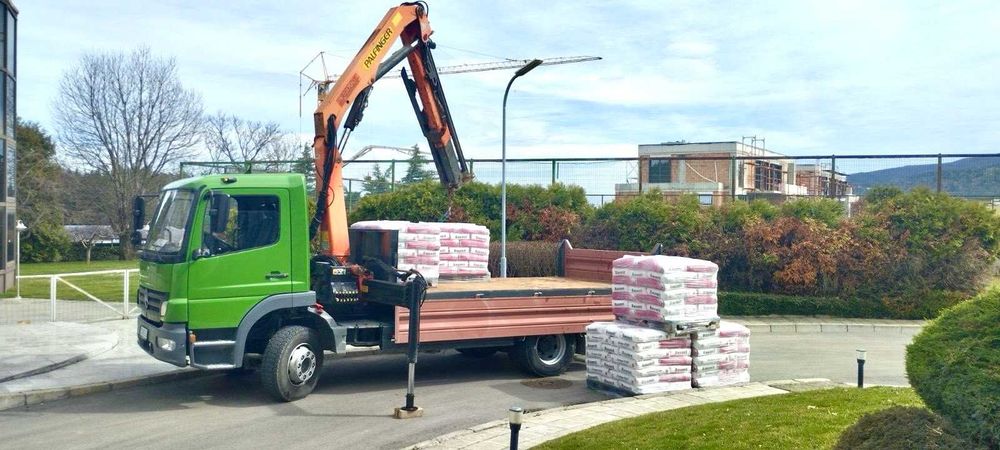 Професионален Транспорт с Камион Самосвал с Кран. Строителни материали