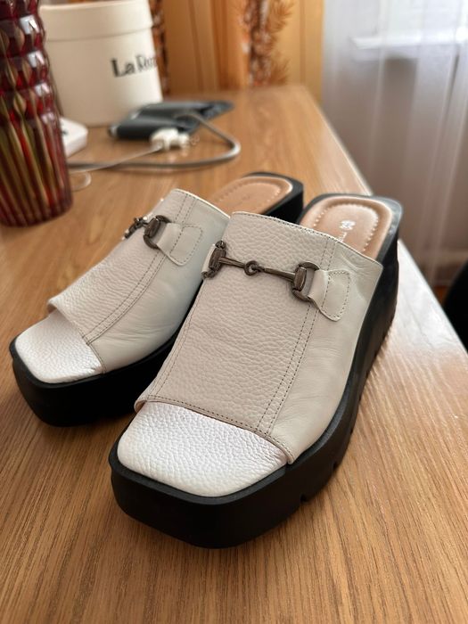 Продам шлепки кожаные новые