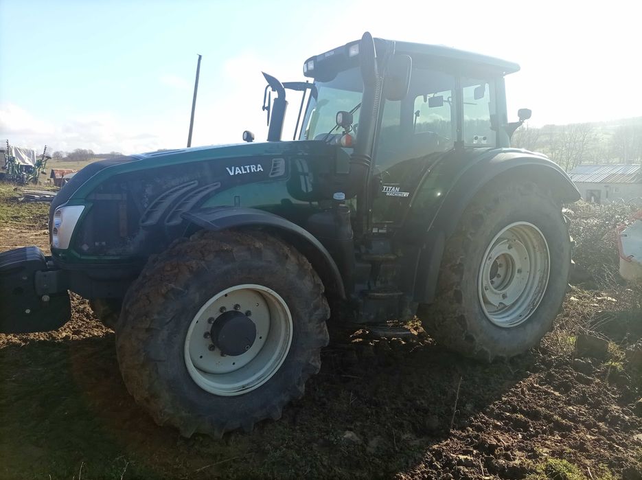 продавам трактор Valtra T203D с движение назад