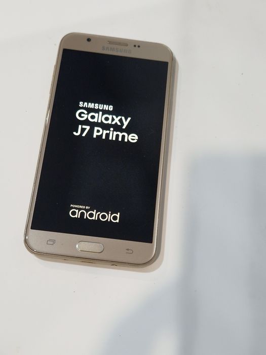 Telefon Samsung Galaxy J7 Prime.