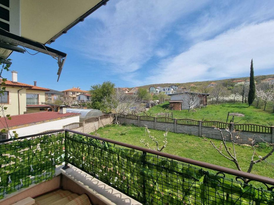 Прекрасна двуетажна къща в с. Кошарица, обл. Бургас