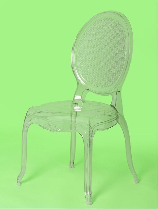 Прозрачный и элегантный стул.