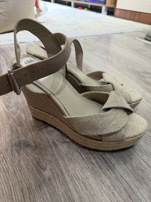 Оригинальные босоножки GUESS