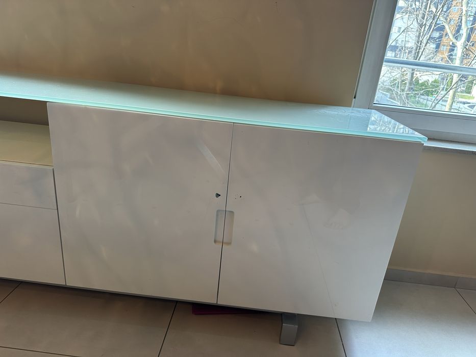 Бял шкаф за хол.