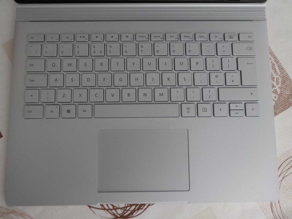 Microsoft Surface Book  i7-6600U/RAM 16GB/SSD  512GB с Пукнат екран