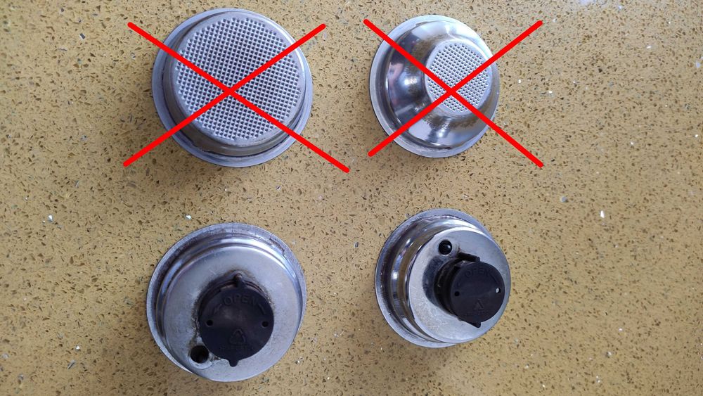 Продавам ръкохватка / портафилтър и цедки за DeLonghi + тампер