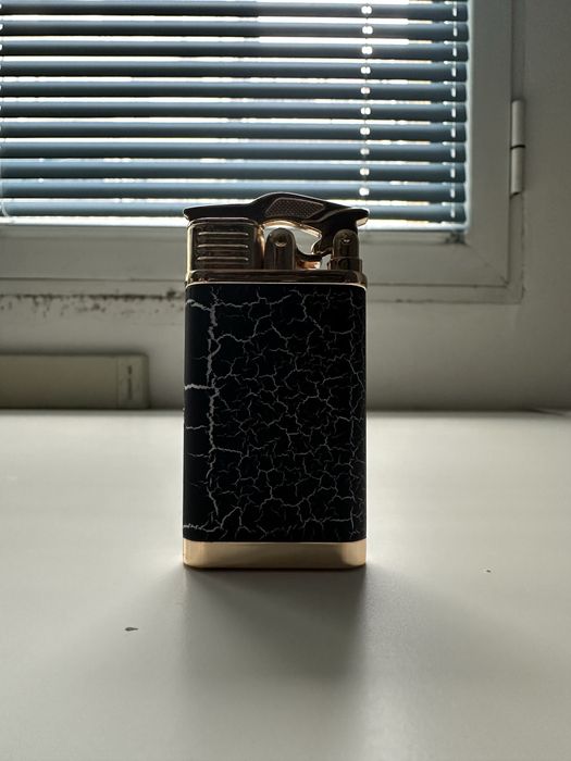 Невероятна ветроустойчива запалка с часовник