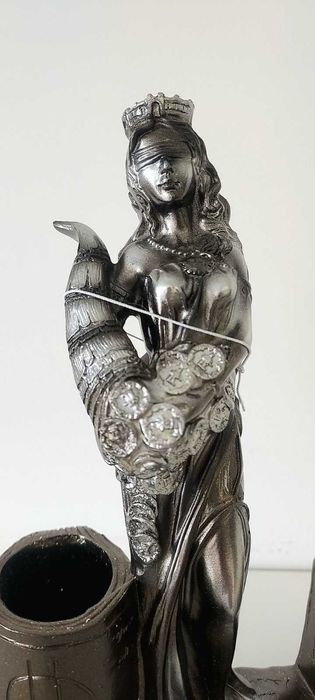 Визитник Фортуна Статуетка с Моливник  или Статуетка Богинята Фортуна