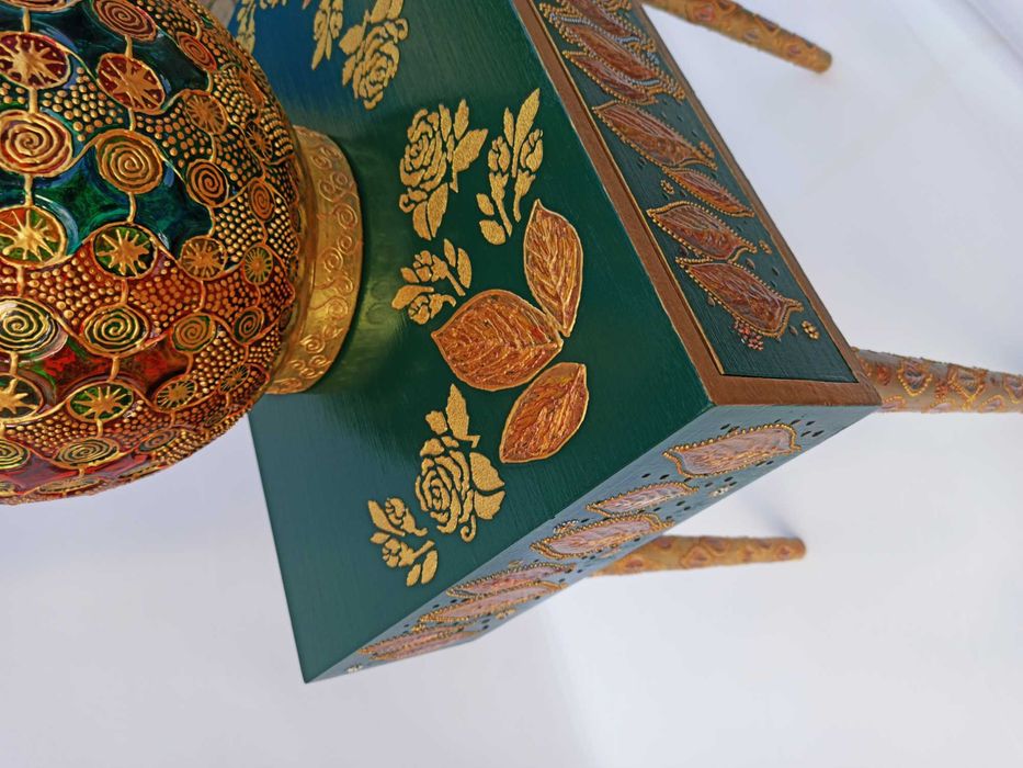 Малък скрин-шкаф, с чекмедже и ваза за сухи цветя.