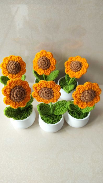 Плетени цветя в малка саксийка