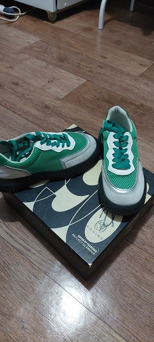 Продам кроссовки.