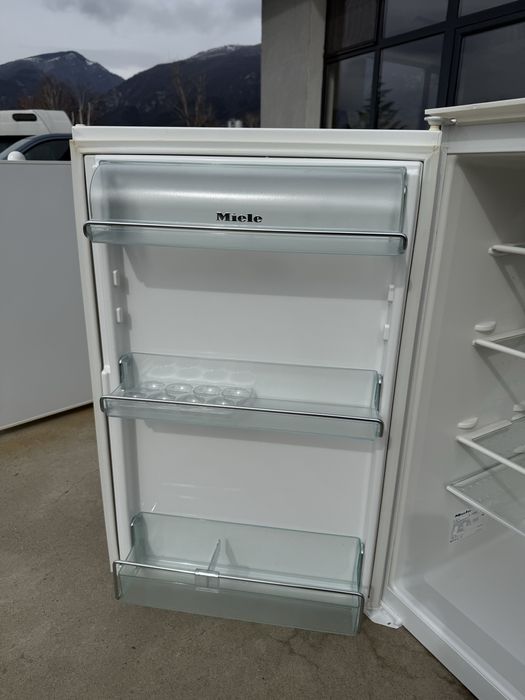 Малък хладилник за вграждане Миеле