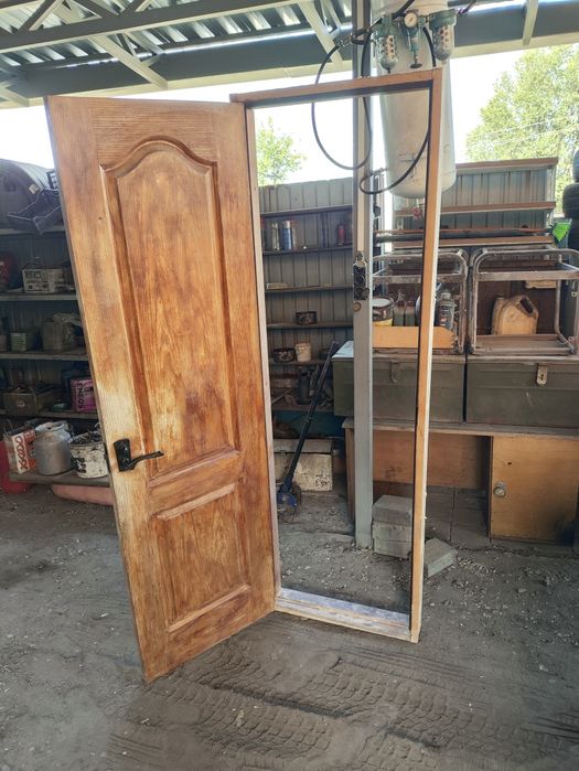 Продам двери деревянные бу