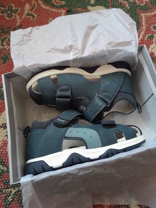 Продам босоножки новые