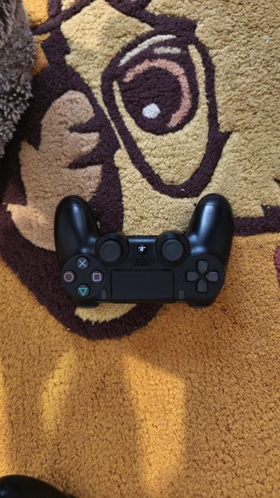 Ps4 slim 825 gb storage с 2 джойстика и 4 игри