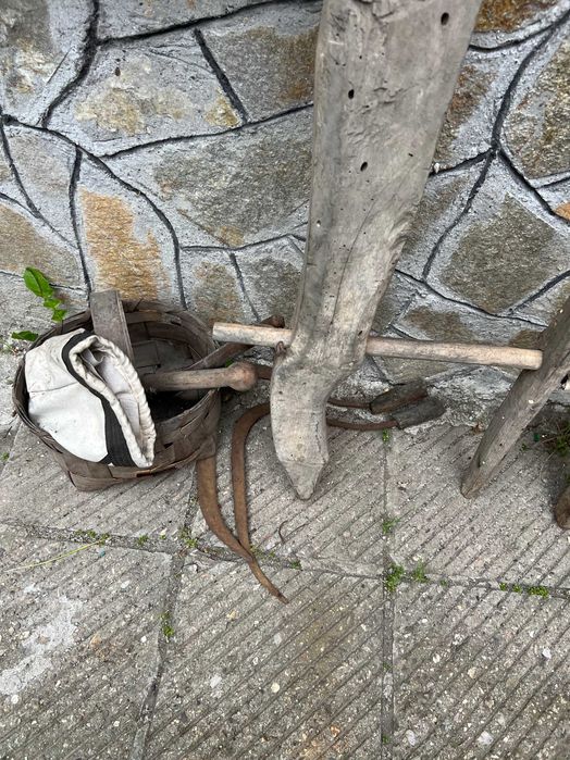 Стари дървени вили,лопата,сърп,кошница и плуг(хомот).