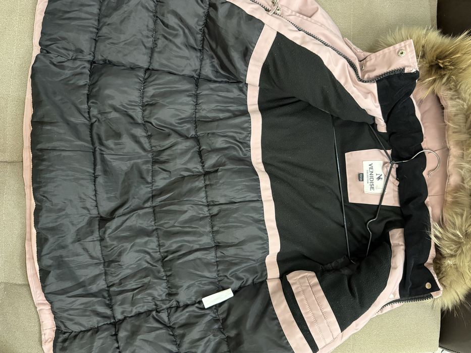 продам куртку в отличном состоянии .