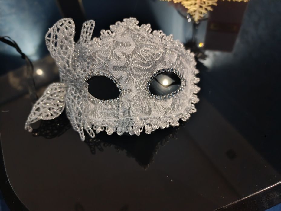 Великолепная карнавальная маска в серебряном цвете
