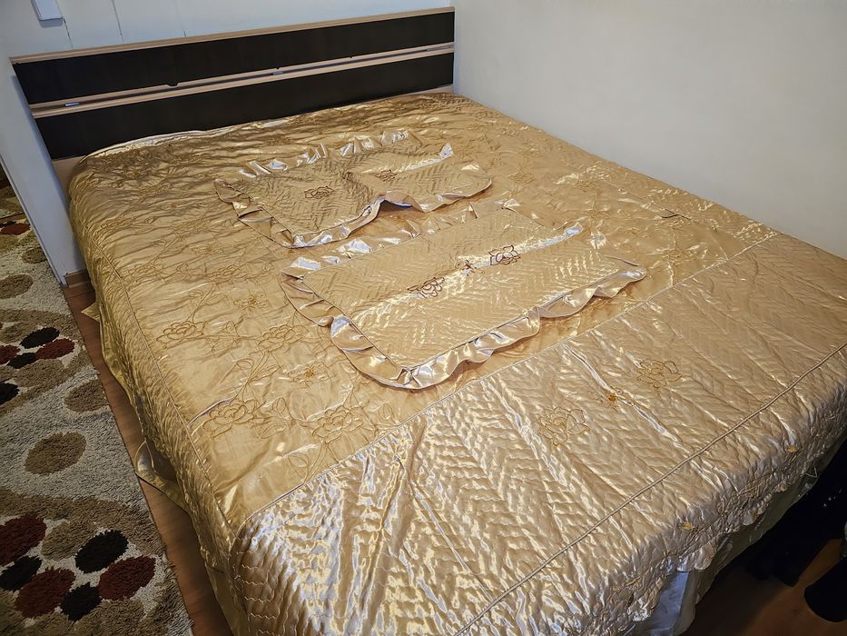 covertura pat asternut cearceaf auriu cu 2 fete de perna