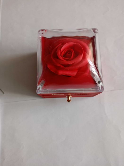 Продавам дамско колие