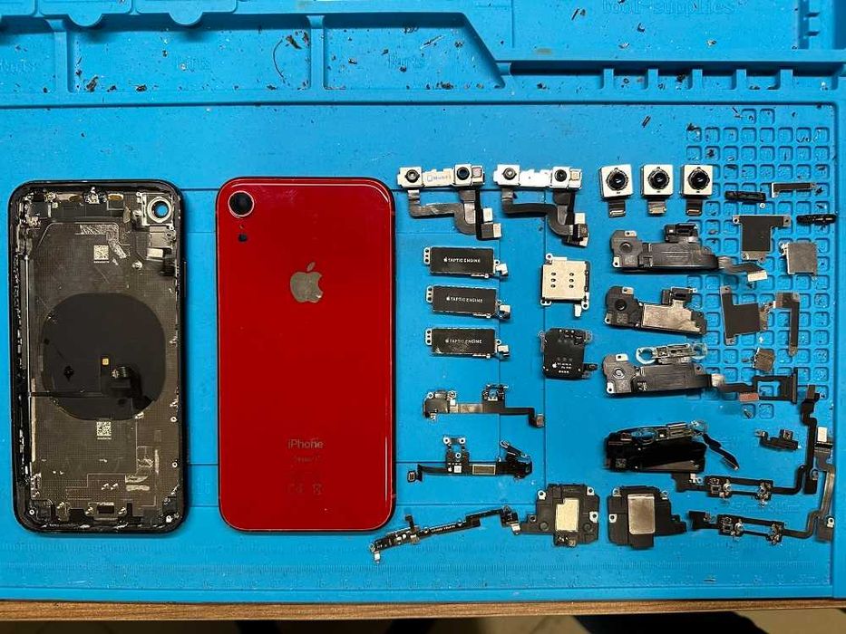 iPhone XR на части