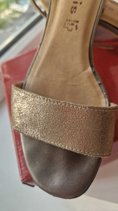 Продам кожаные босоножки Tamaris