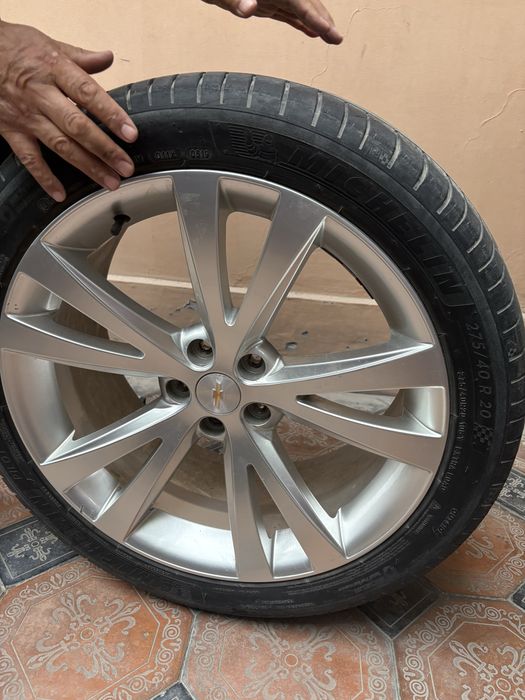 Шина MICHELIN 275/40 R20 с диском.
