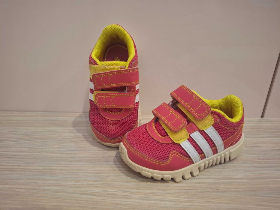 Обувки за момиченце.