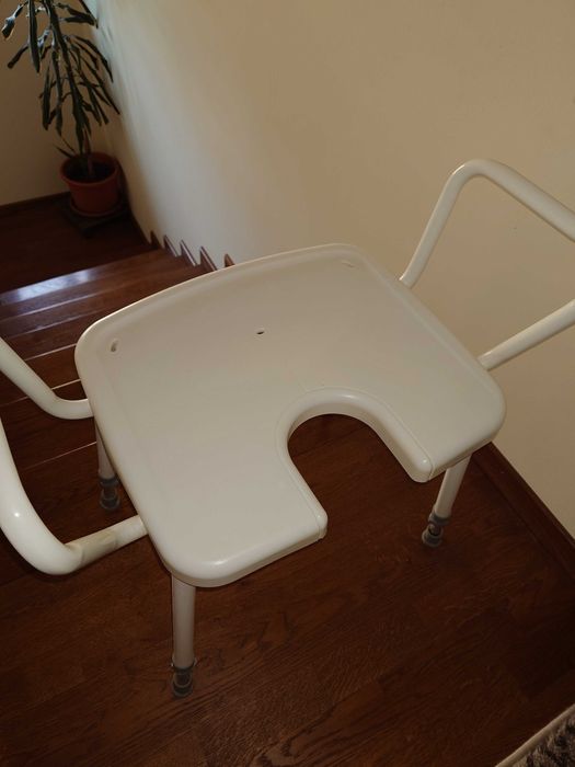 Vând  scaun baie persoane vârstnice