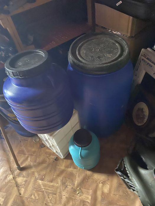 Butoae din plastic bune de folosit la muraturi brinza si varza toate la pretul de 1 milion
