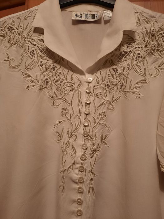 Frumoasa bluza de dama cu broderie aurie marimea 38