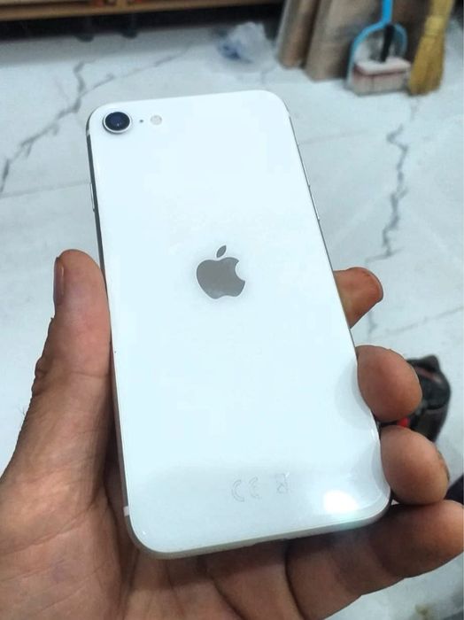 Продам IPhone SE (2020)