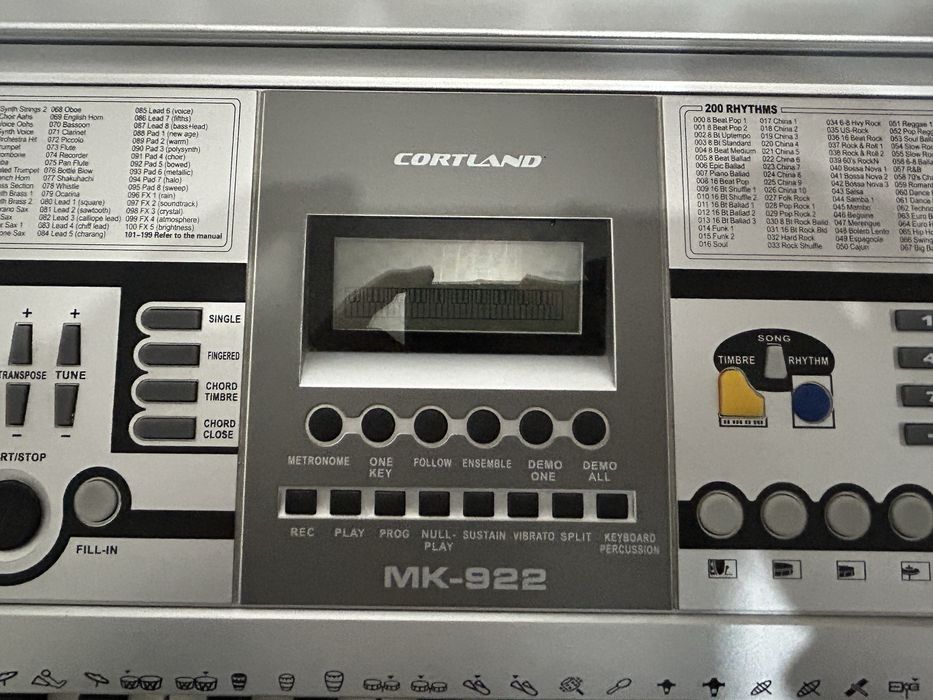 Синтезатор срочно продам