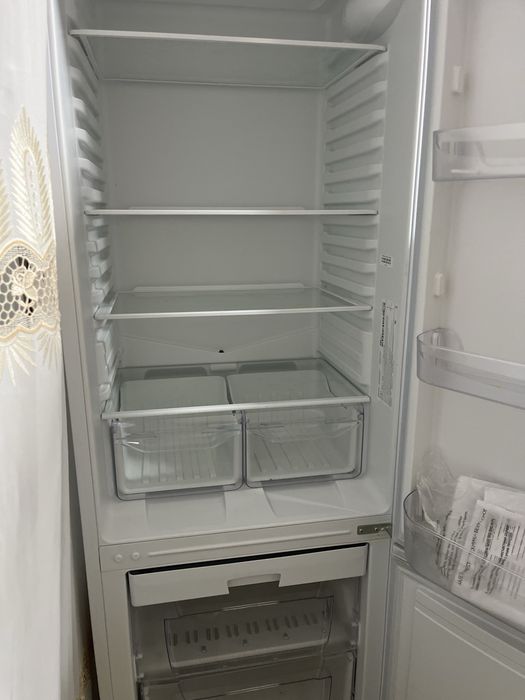 Продам срочно холодильник индесит